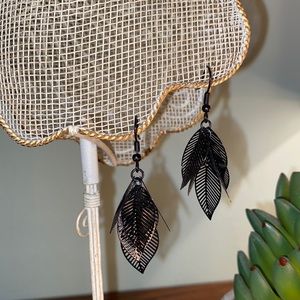 Black feather pattern dangle earrings